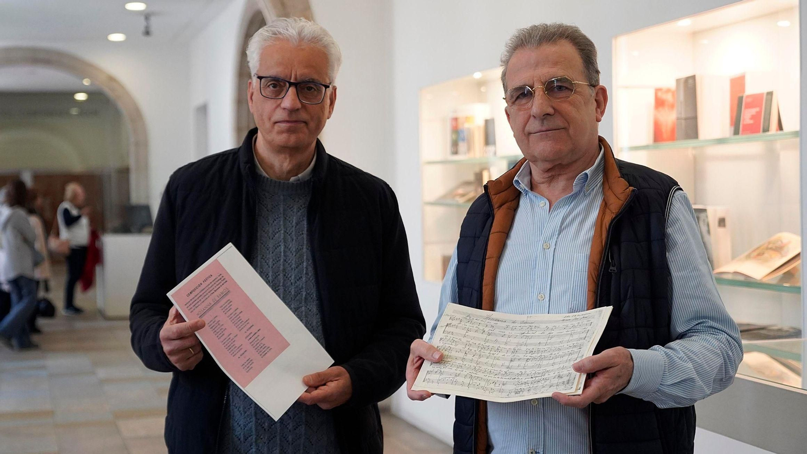 Alberto Abad, director de Voces Graves, y Juan Carlos Carballido, presidente de la Cofradía del Silencio.