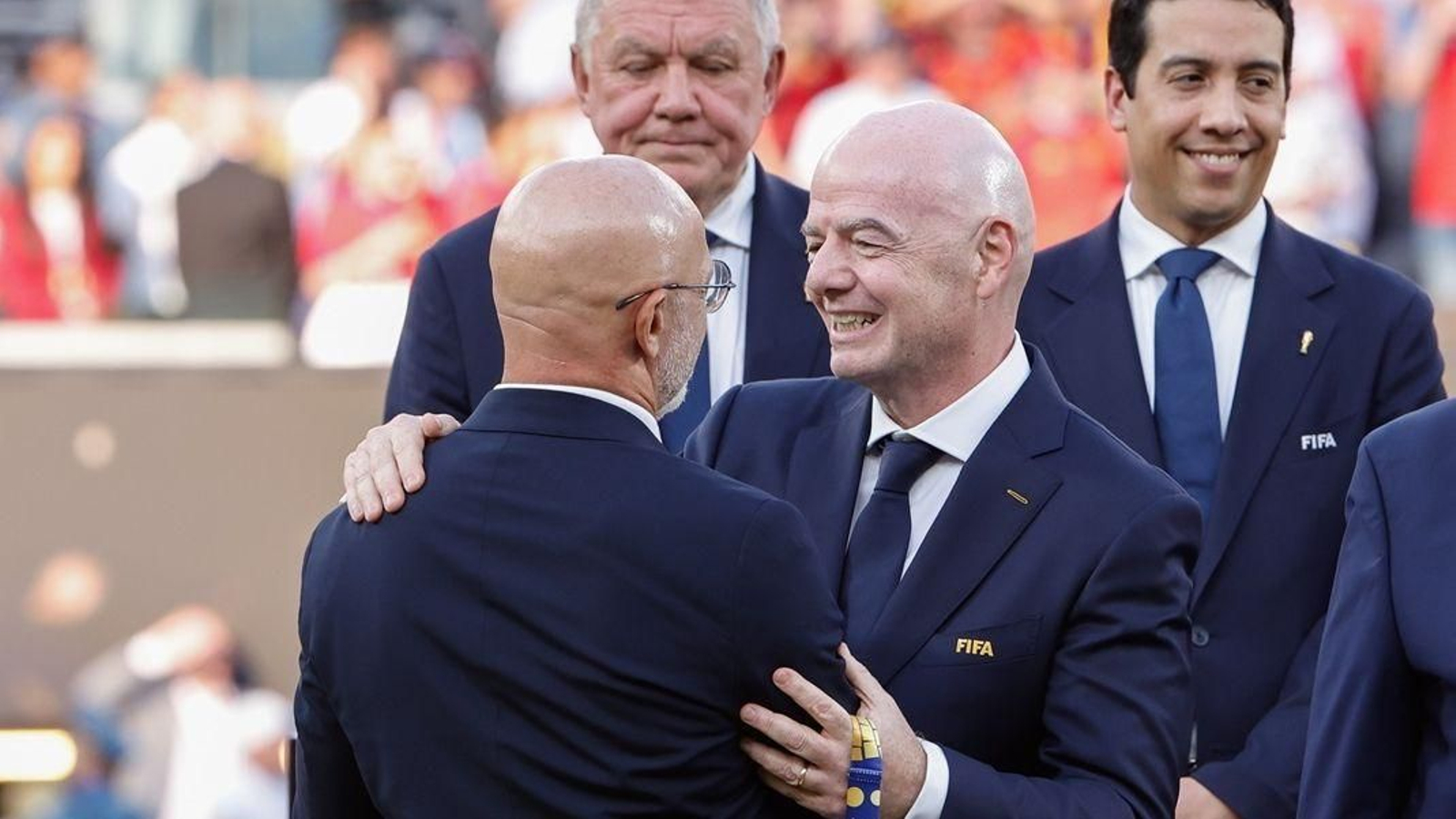 Gianni Infantino, presidente de la FIFA,  felicita a Luis de la Fuente tras la consecución del título.