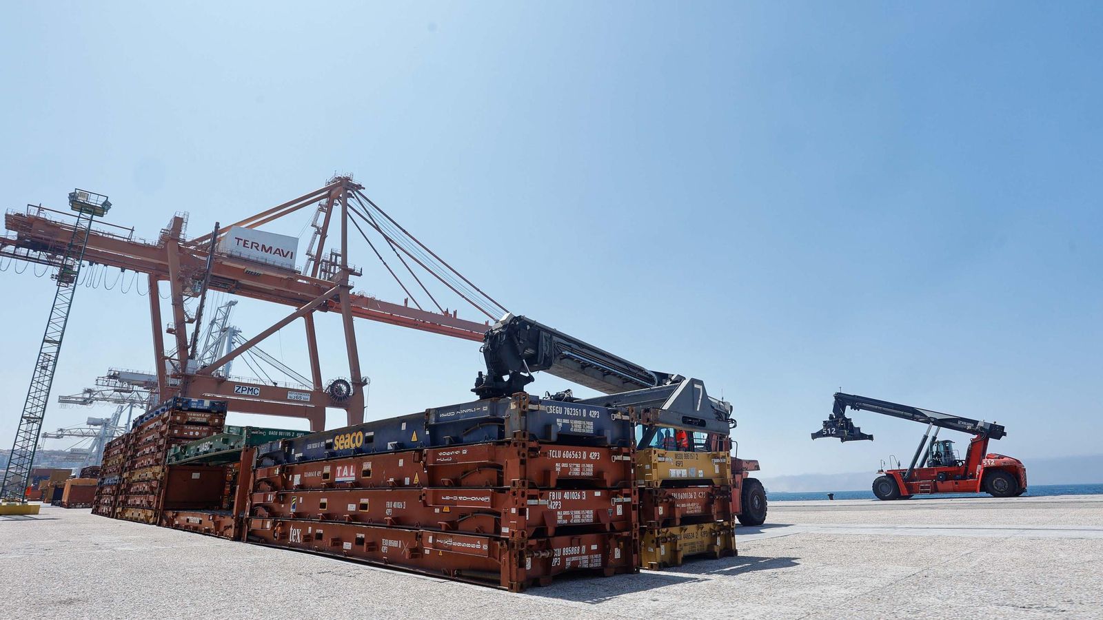 Galería | Una supergrúa de 110 metros se instala en Guixar