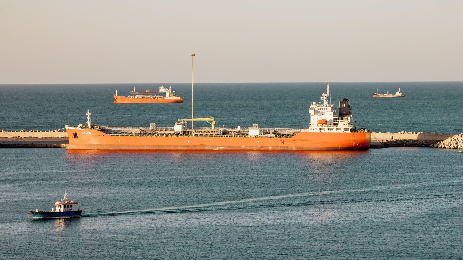 Un granelero se encuentra fondeado junto a varios petroleros en el Golfo de Omán.