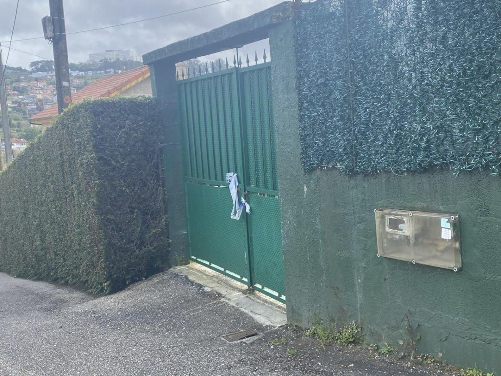 La verja de la vivienda del presunto homicida, precintada por la Policía tras hallarse el cadáver el miércoles.