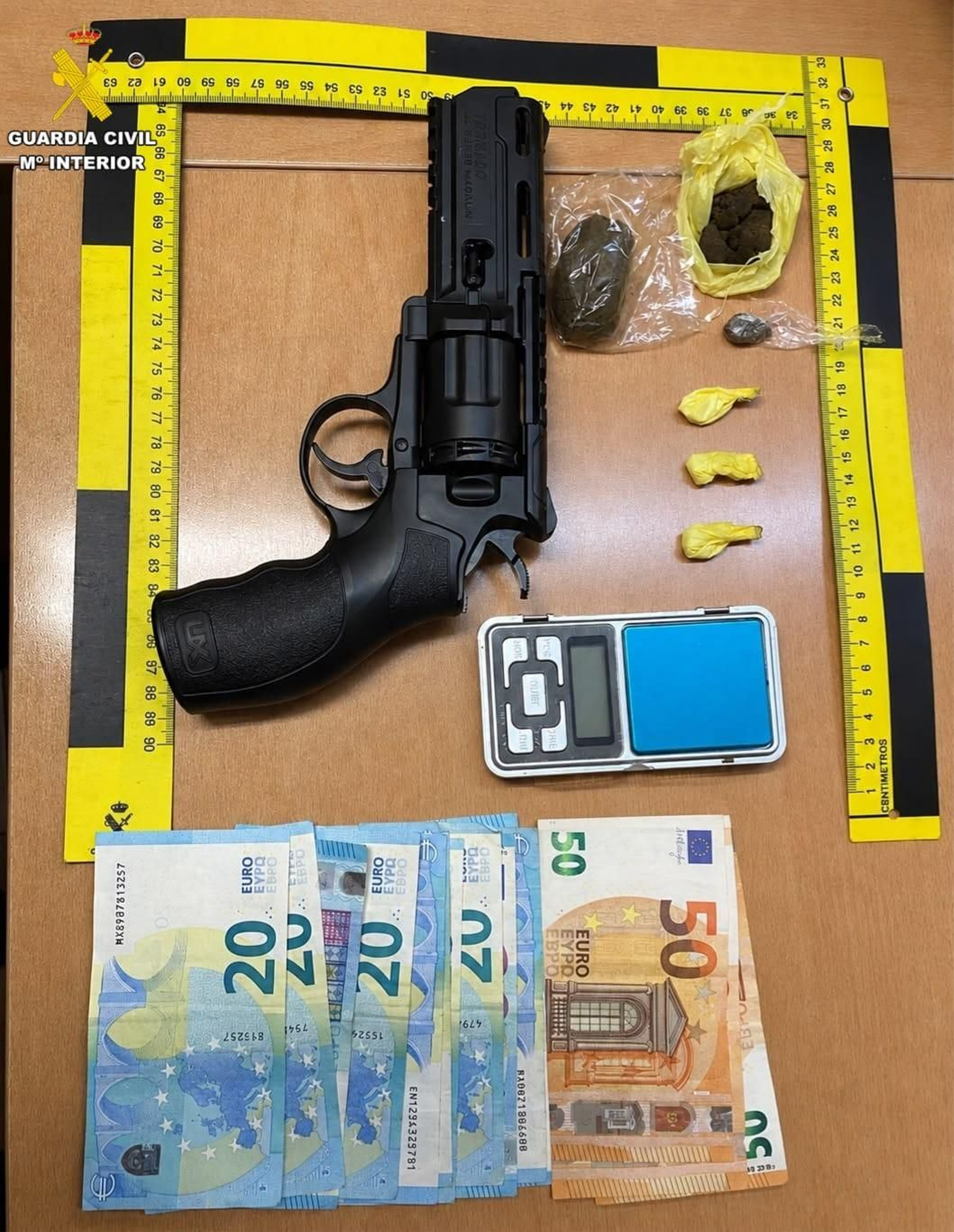 Material incautado por la Guardia Civil durante la intervención en O Barco de Valdeorras.