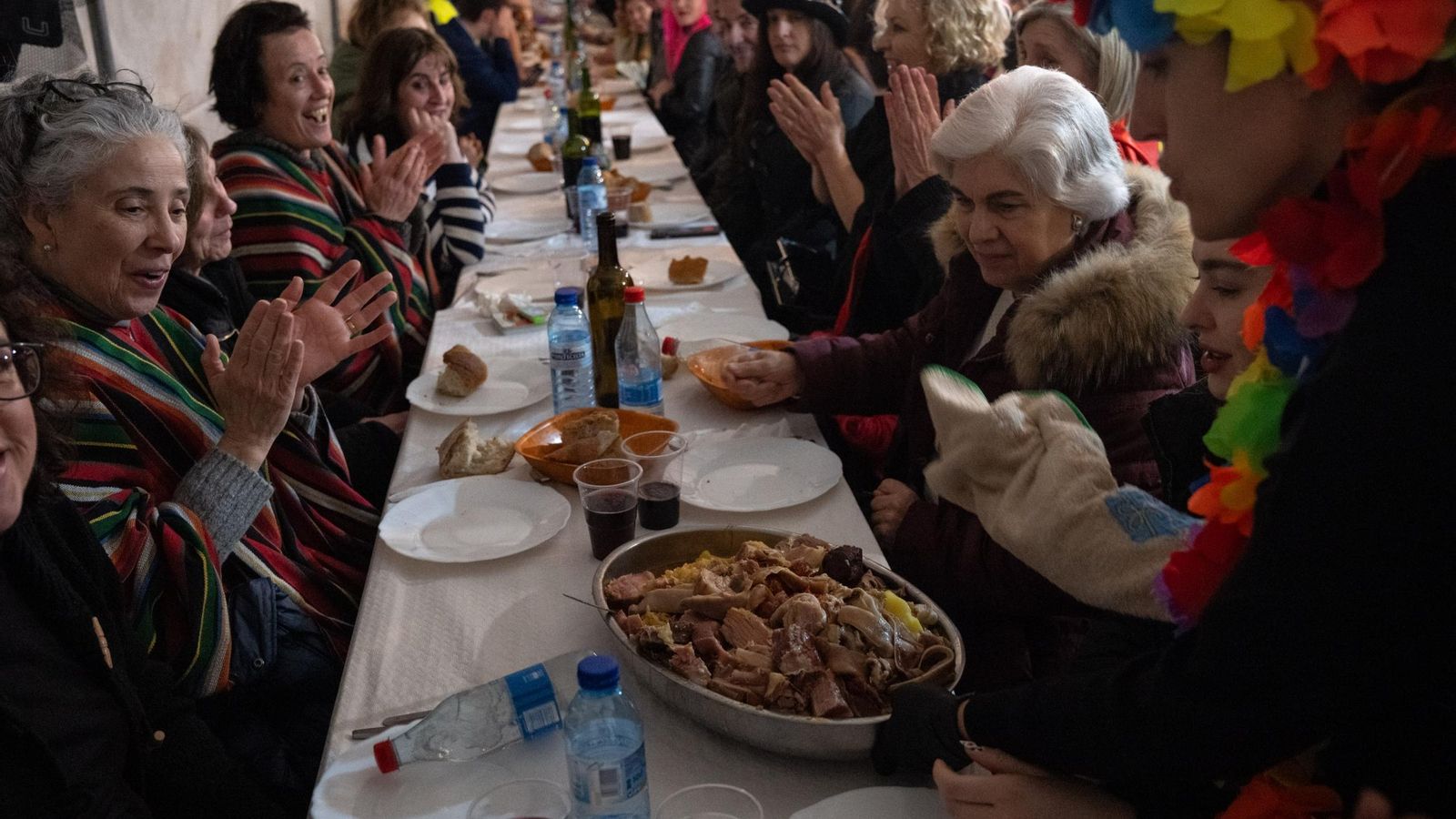 Había tanta fame que ata aplaudían cando se servia.