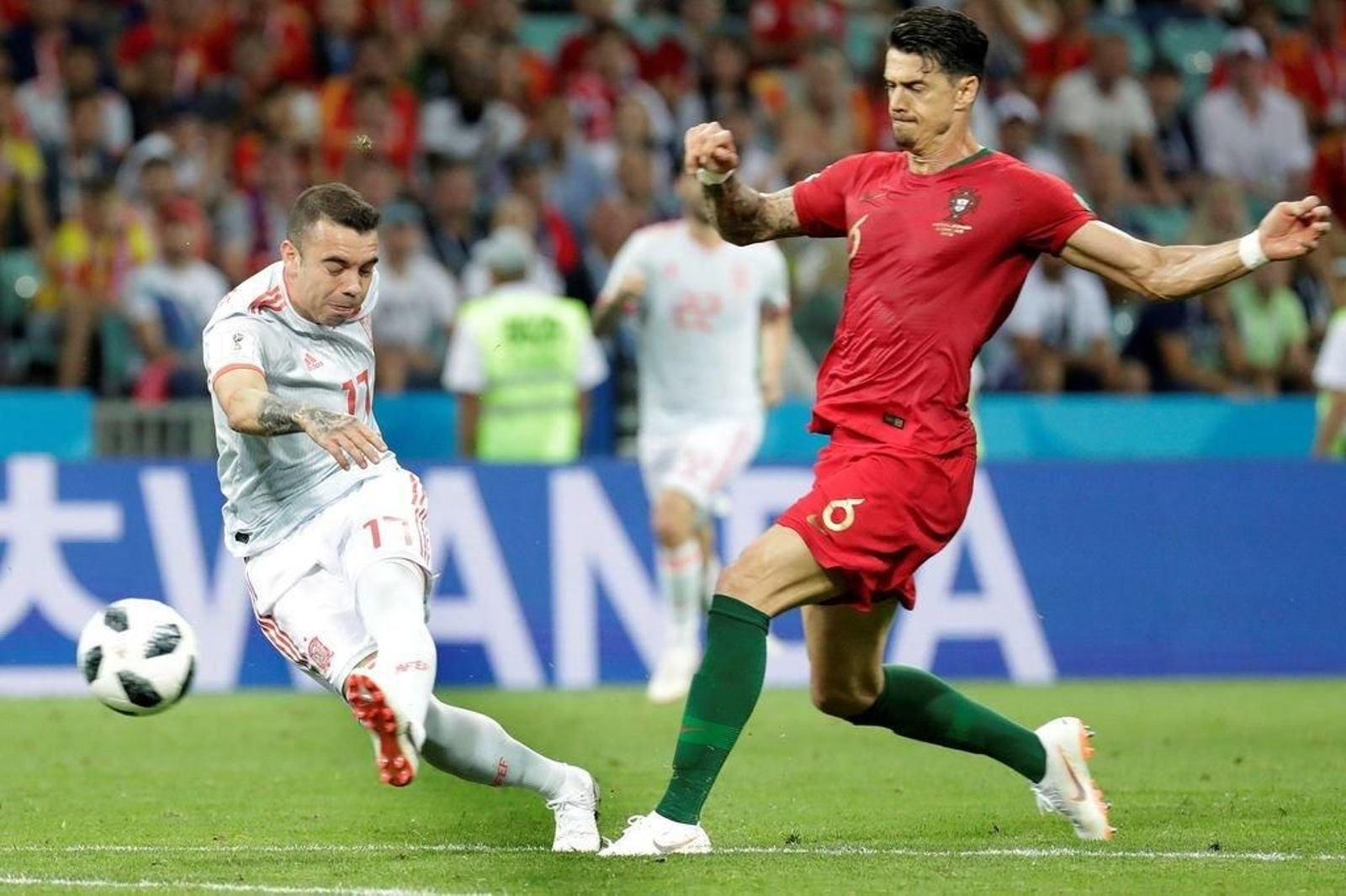El céltico Iago Aspas, ayer, en su debut en el Mundial de Rusia, ante el portugués Fonte, durante el primer partido de España, en Sochi.