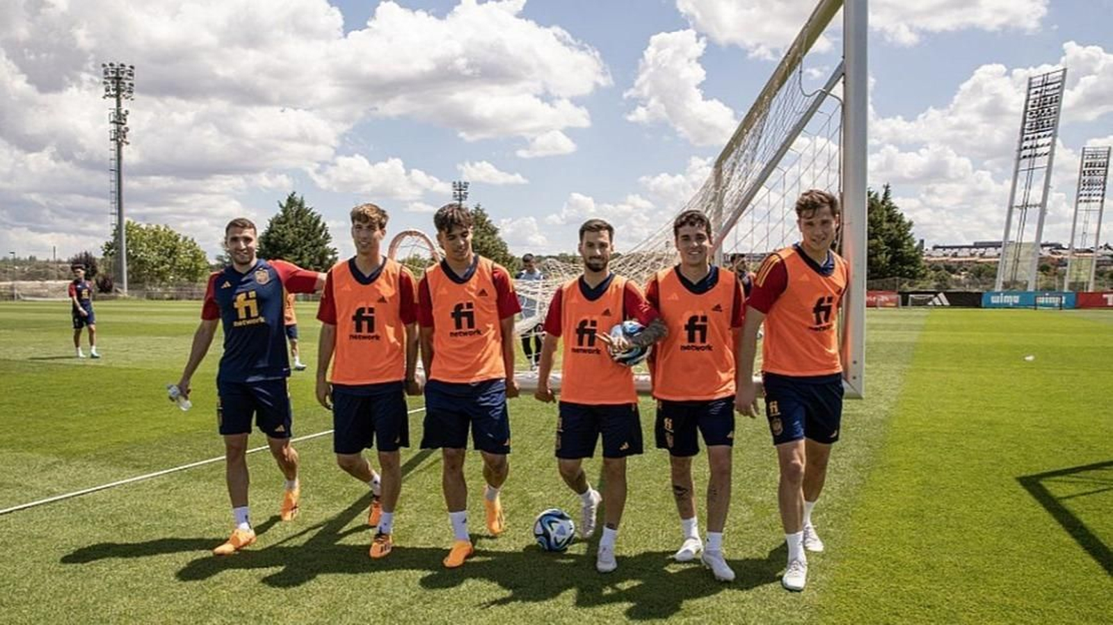 Gabri Veiga, tercero por la izquierda, sostiene una portería junto a varios compañeros en la sub-21.