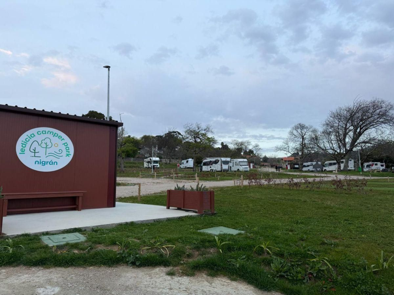 El estacionamiento de caravanas cuenta con todas las comodidades y es el mayor de Galicia.