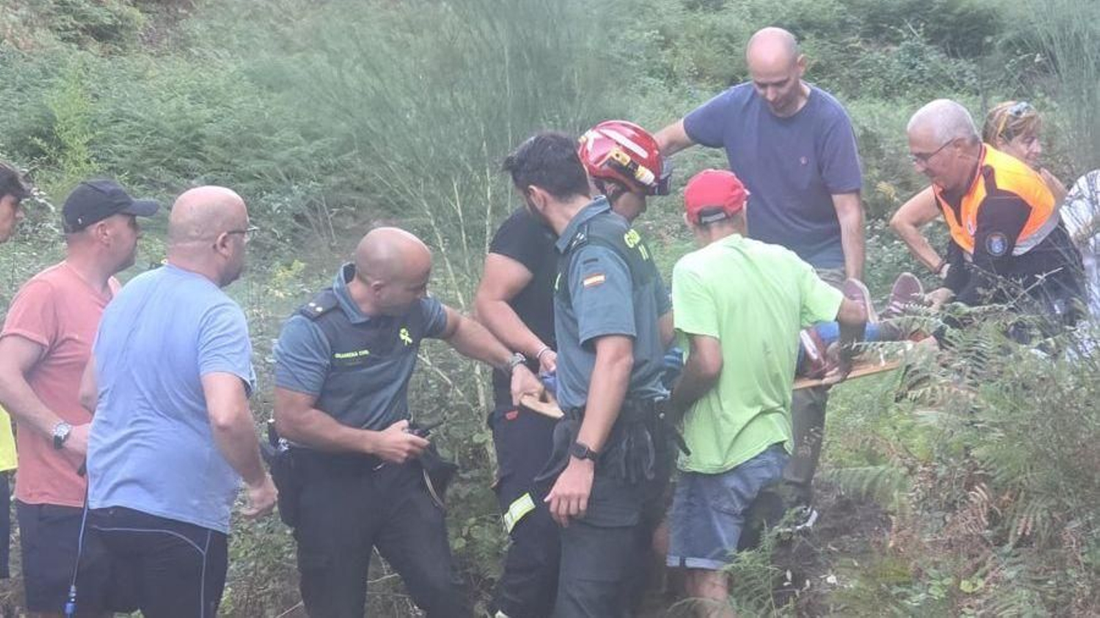 Momento en el que los servicios de emergencia rescatan a Lola.