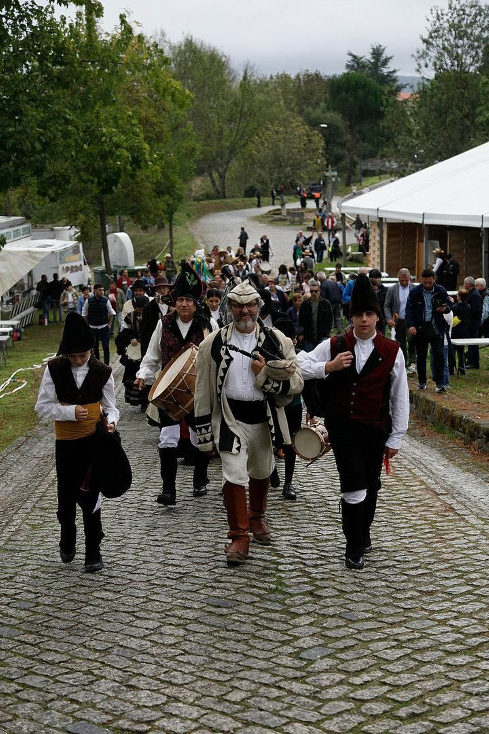 Vestidos típicos recorrieron el entorno del acrópolis.