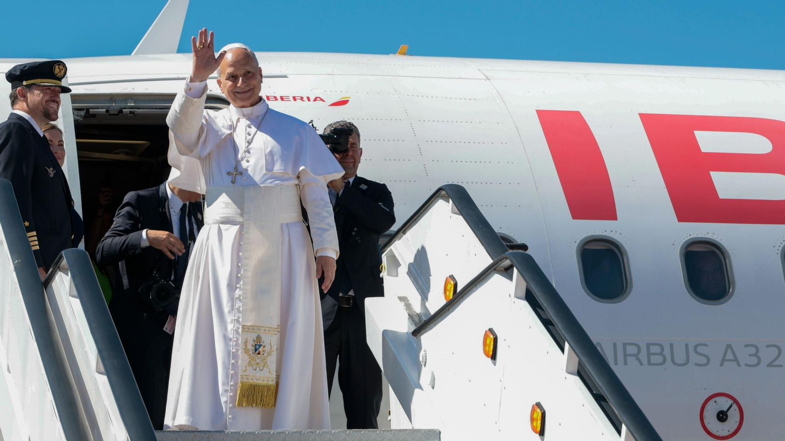 El Papa León XIV a su llegada al Aeropuerto Internacional Josep Tarradellas Barcelona-El Prat.