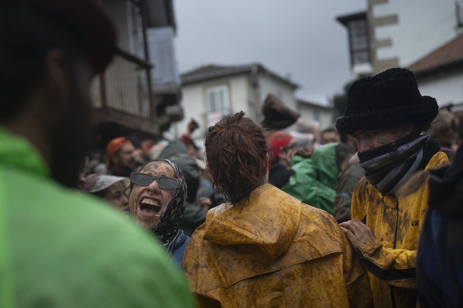 Galería | La farrapada conquista Laza antes de la salida de los Peliqueiros