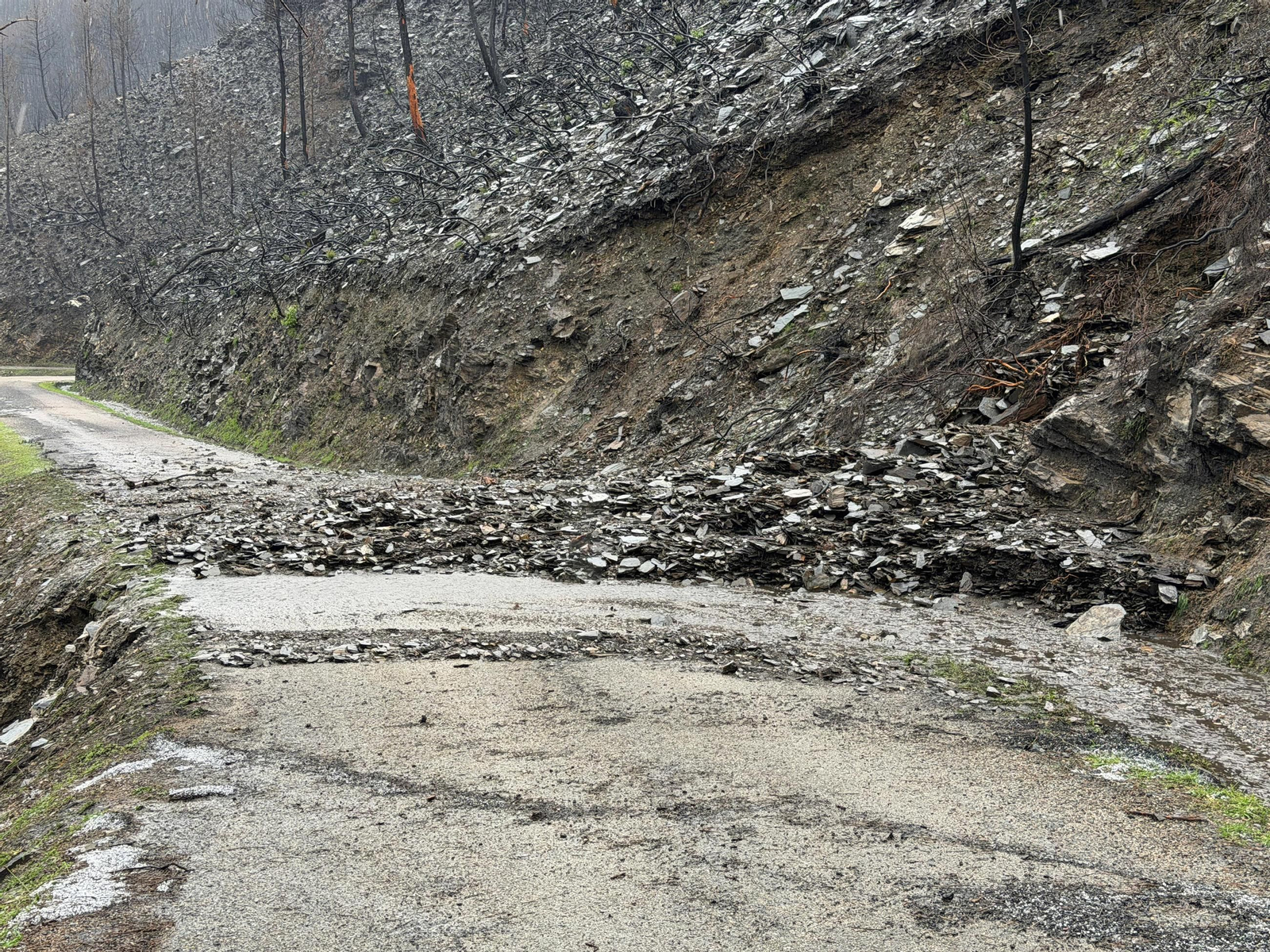 Galería | Un desprendimiento en una carretera de Quiroga provoca un gran socavón y deja cuatro aldeas aisladas