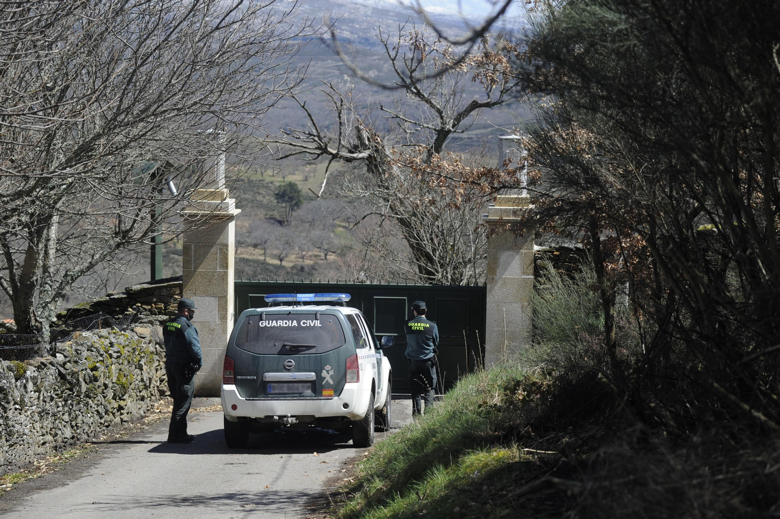 Dos agentes de la Guardia Civil custodian la entrada en la finca ourensana.