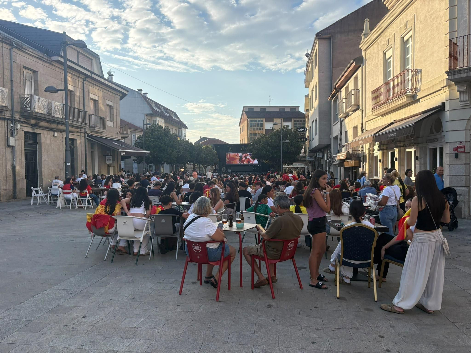 Galería | La ilusión por España llena las calles de Ourense en la semifinal, en fotos