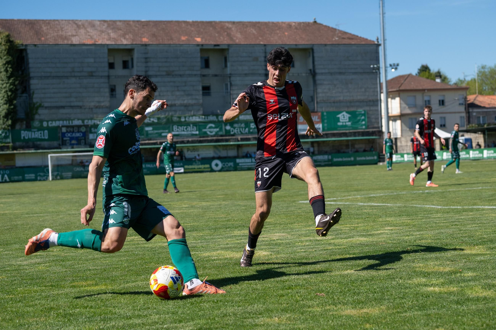 Galería | El Arenteiro cae en una tarde soleada de Domingo de Pascua en Espiñedo (1-2)