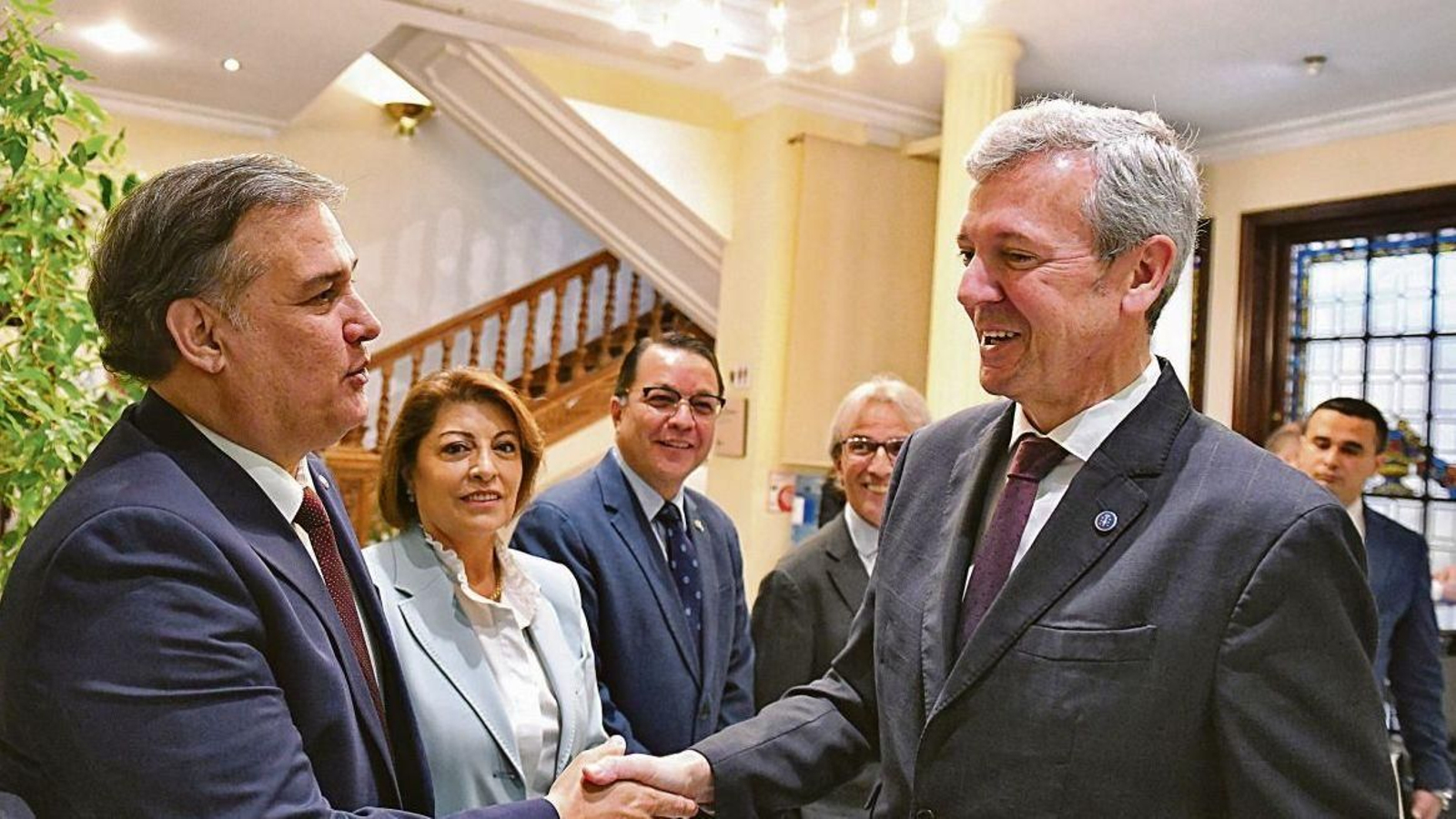 Alfonso Rueda (d) se da la mano con el Embajador de Paraguay, Justo Apodaca Paredes (i).