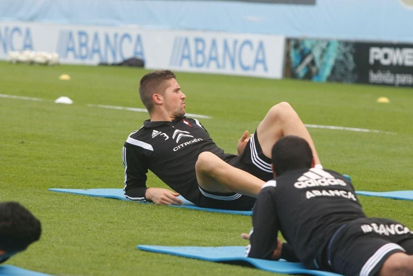 Andreu Fontás se felicita por haber mantenido la portería a cero.