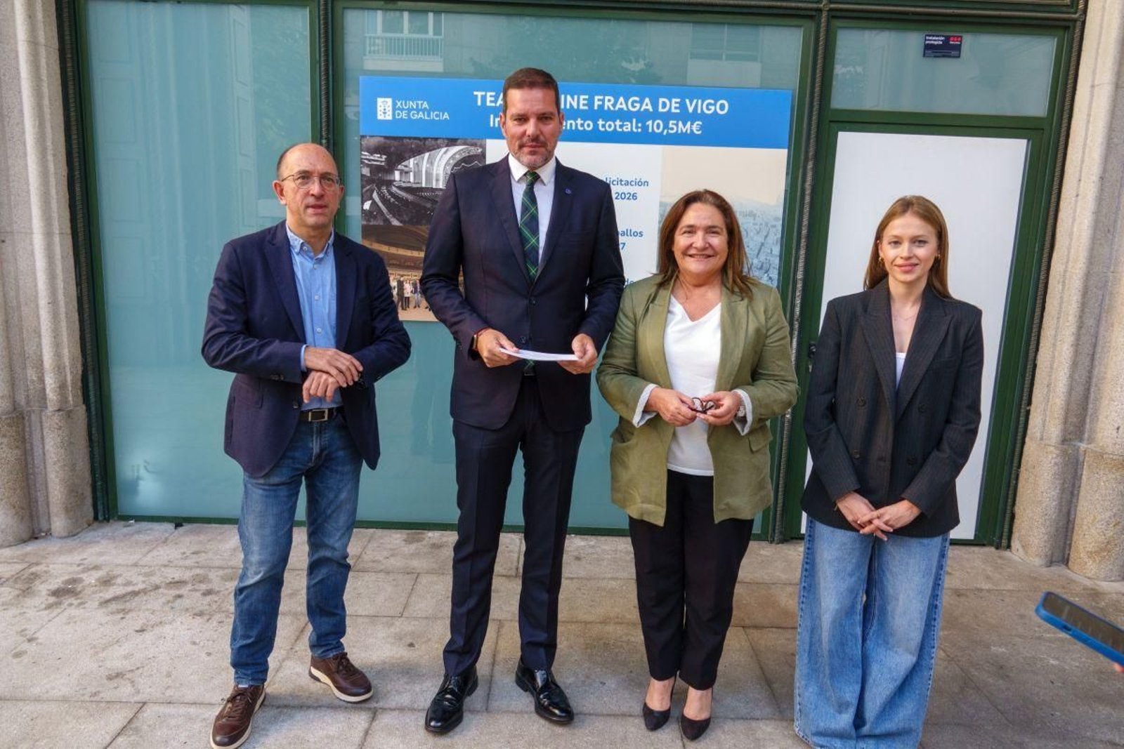 El conselleiro de Cultura, López Campos, ayer en la puerta del Fraga junto con el director xeral de Cultura, Anxo M. Lorenzo, la delegada de la Xunta en Vigo, Ana Ortiz, y la directora xeral de Juventude, Lara Meneses.