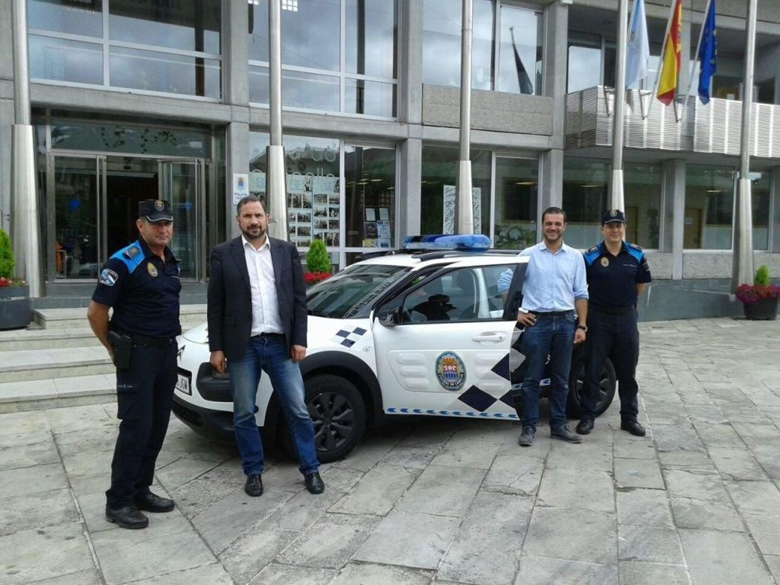 Besada y González presentaron el nuevo vehículo.