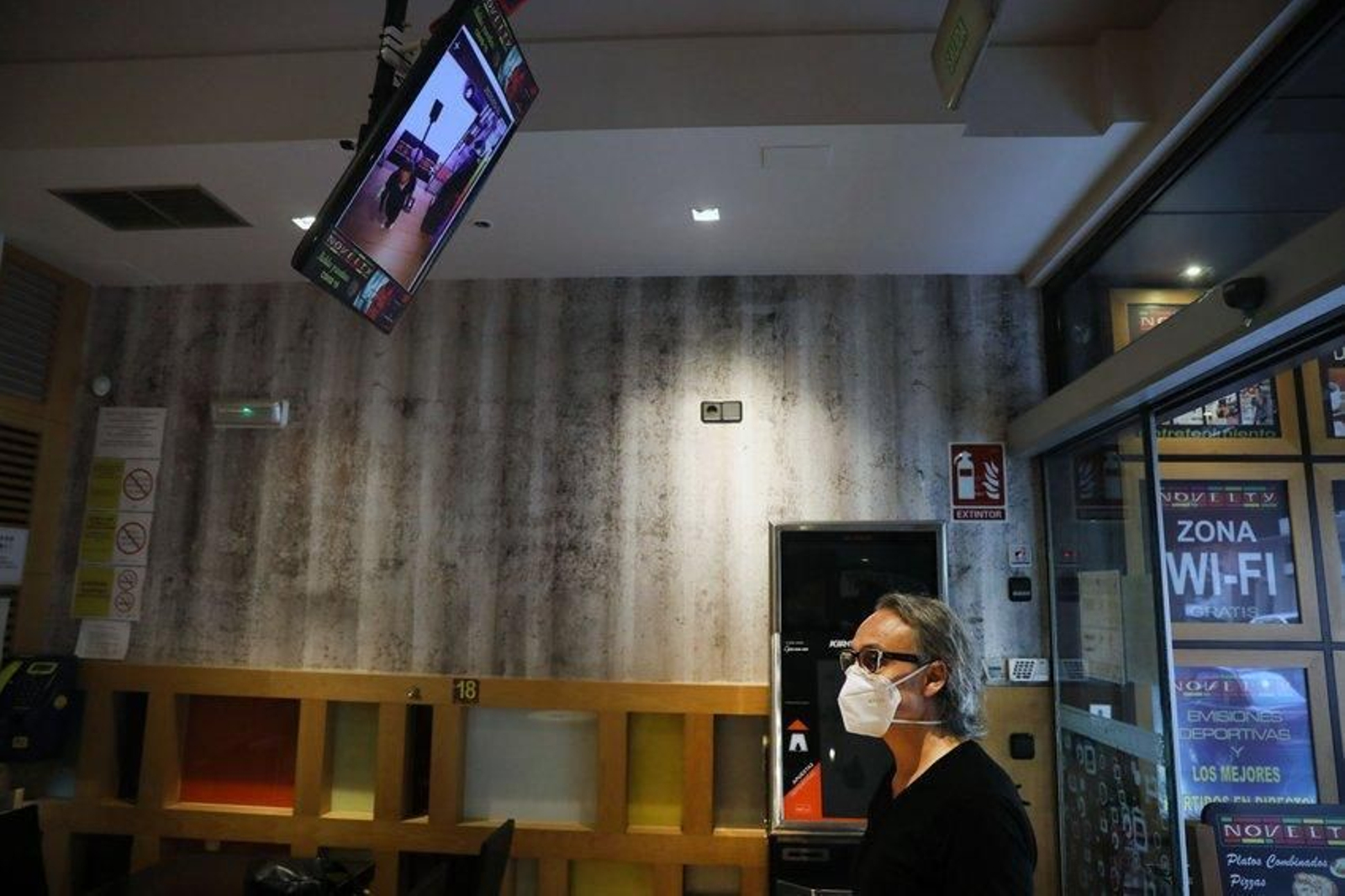 Luis Ramón Barreda, dueño Café Novelty, ha reformado el local para adecuarlo a la nueva situación; entre las reformas una cámara térmica mide la temperatura en la entrada. José Paz