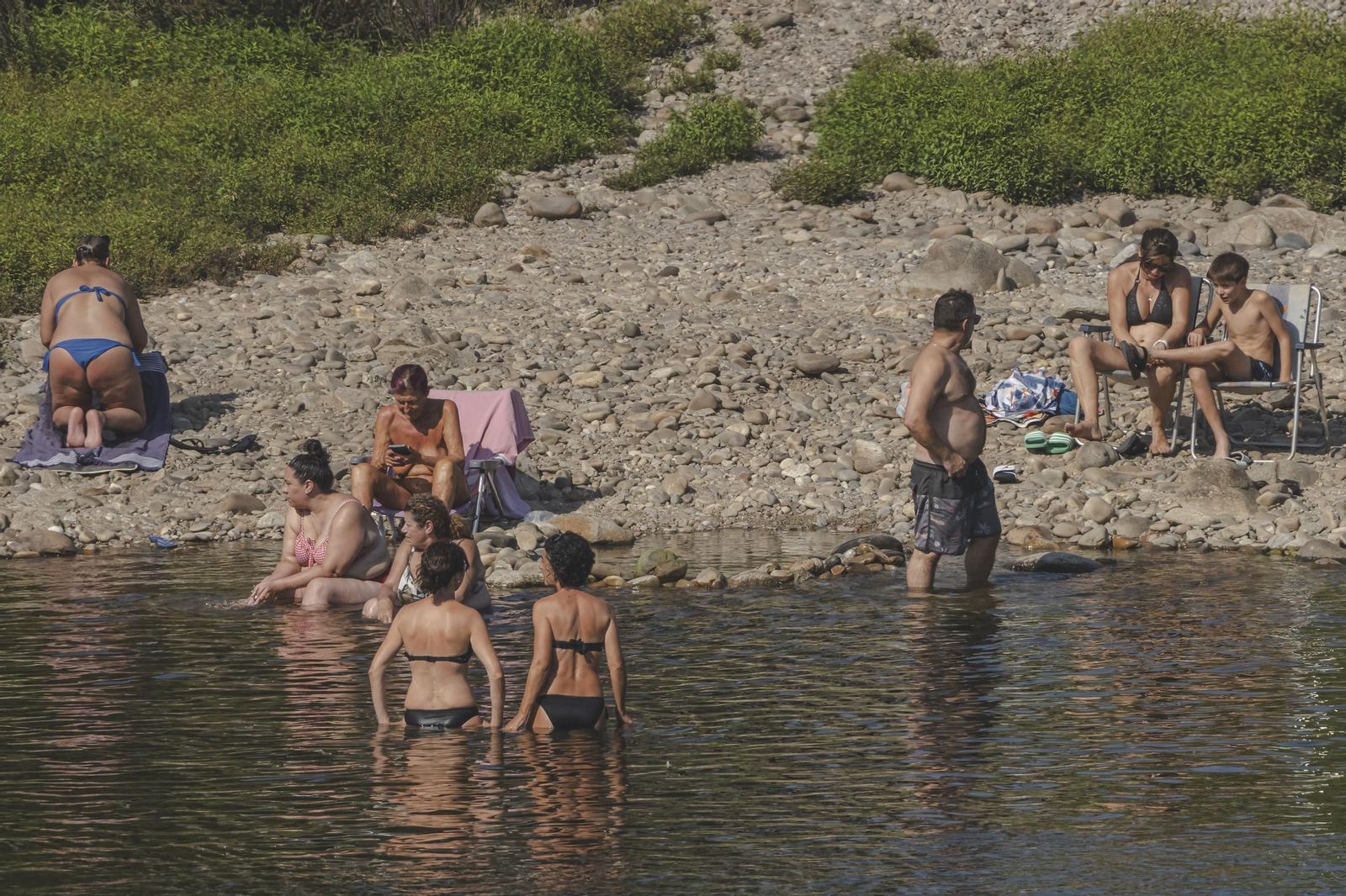 Galería | Los ourensanos combatiendo el calor en una jornada de calor extremo