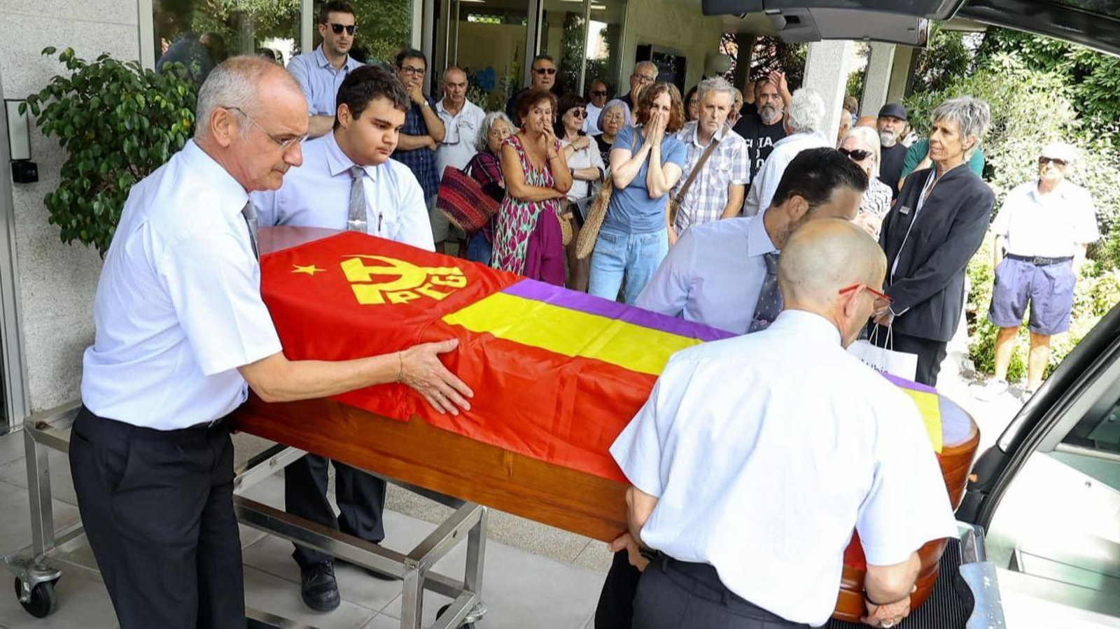 Desde Pereiró partieron los restos de Concha Nogueira, militante antifascista, en un ataúd cubierto con la bandera comunista.