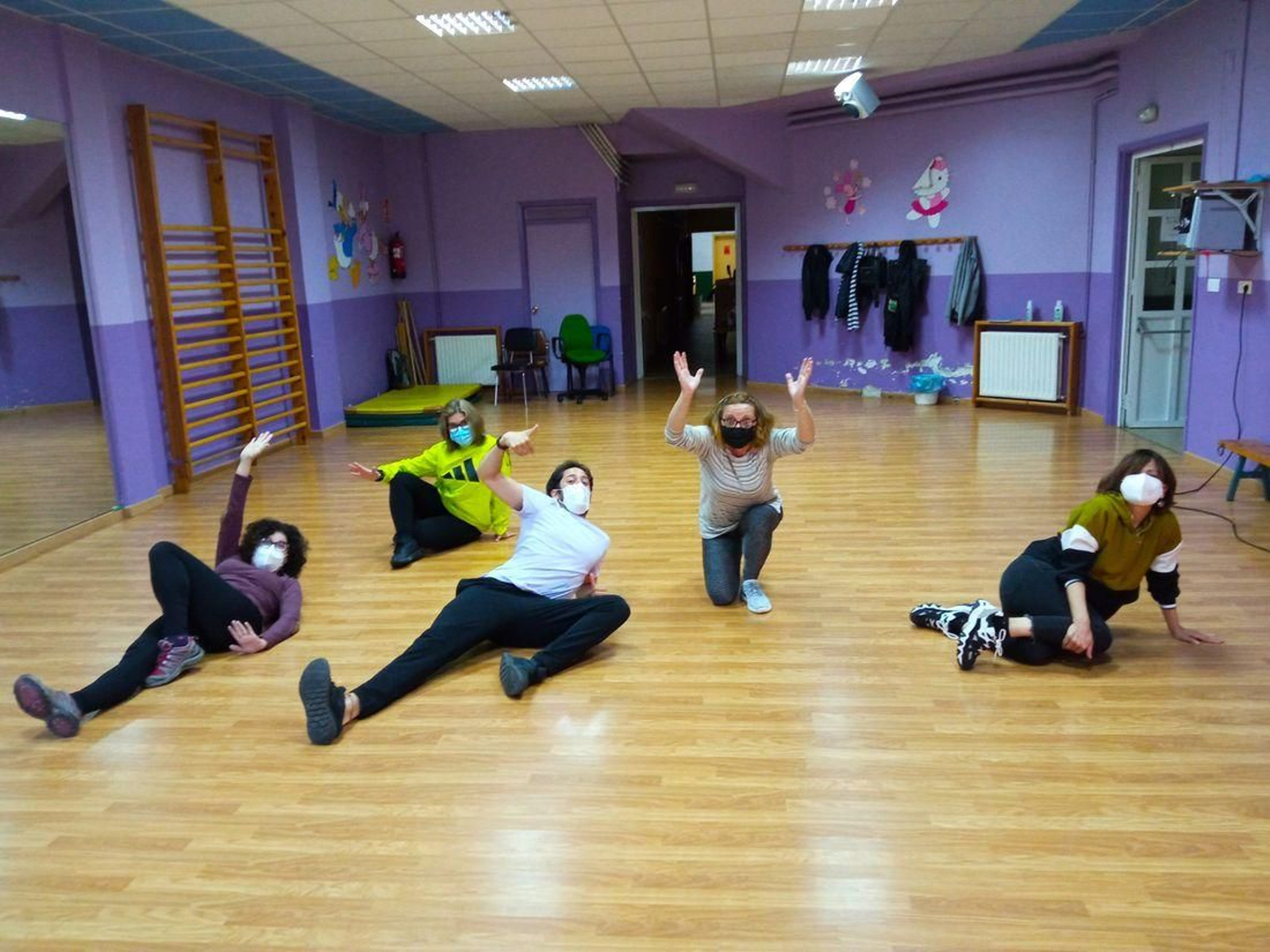 Uno de los grupos de adultos en una clase con el profesor, Santiago Cañaveral.