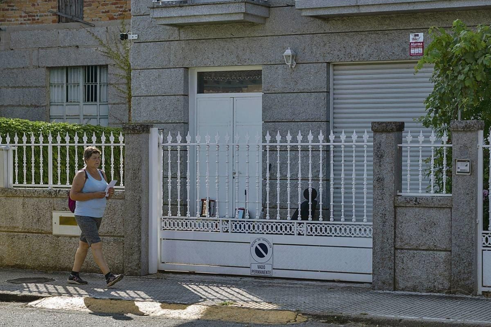 Una vivienda de Castrelo que cuenta con alarma y cámara de seguridad para protegerse de los robos.