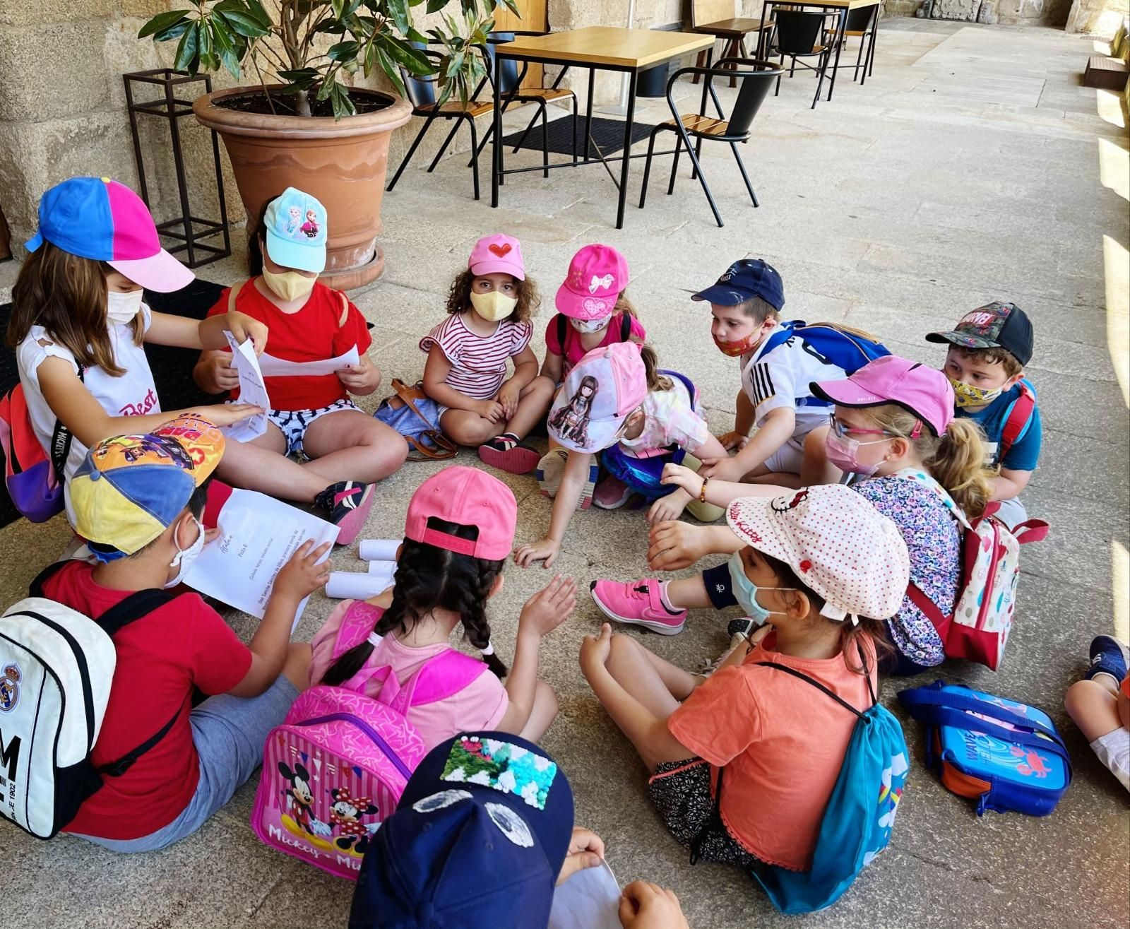 Niños y niñas de un colegio de la comarca en una sesión de "Descobre o Tesouro"