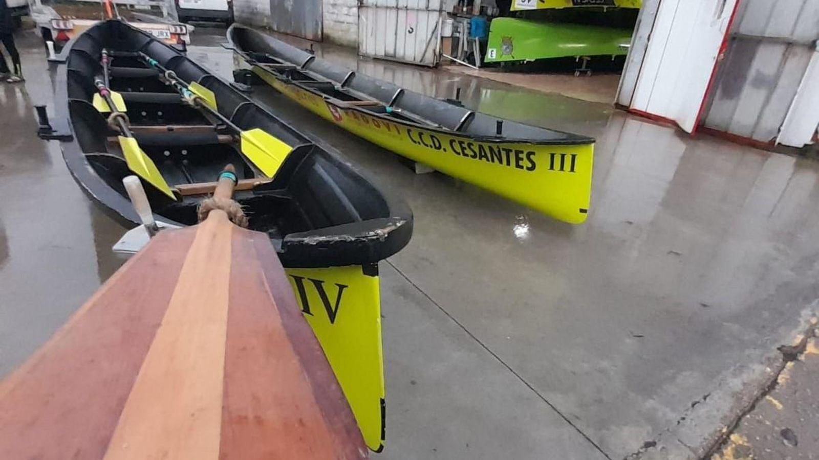 Una embarcación de Cesantes, estacionada en sus instalaciones antes ser llevada por sus remeros a la costa.