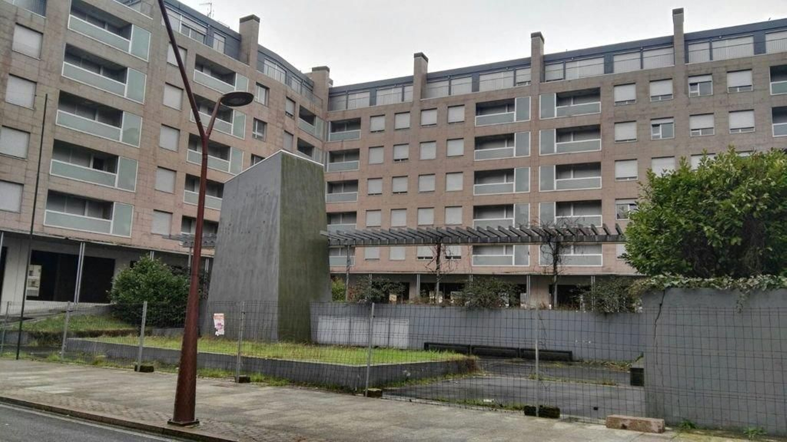 Los edificios de la promoción de viviendas Paseo Marítimo en pleno casco urbano de Porriño.