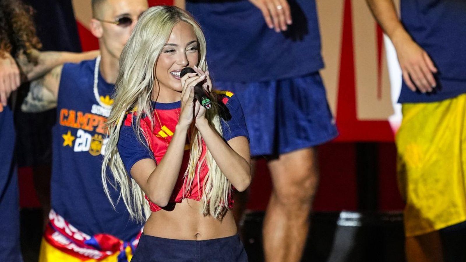 Ana Mena actúa durante la celebración de España.