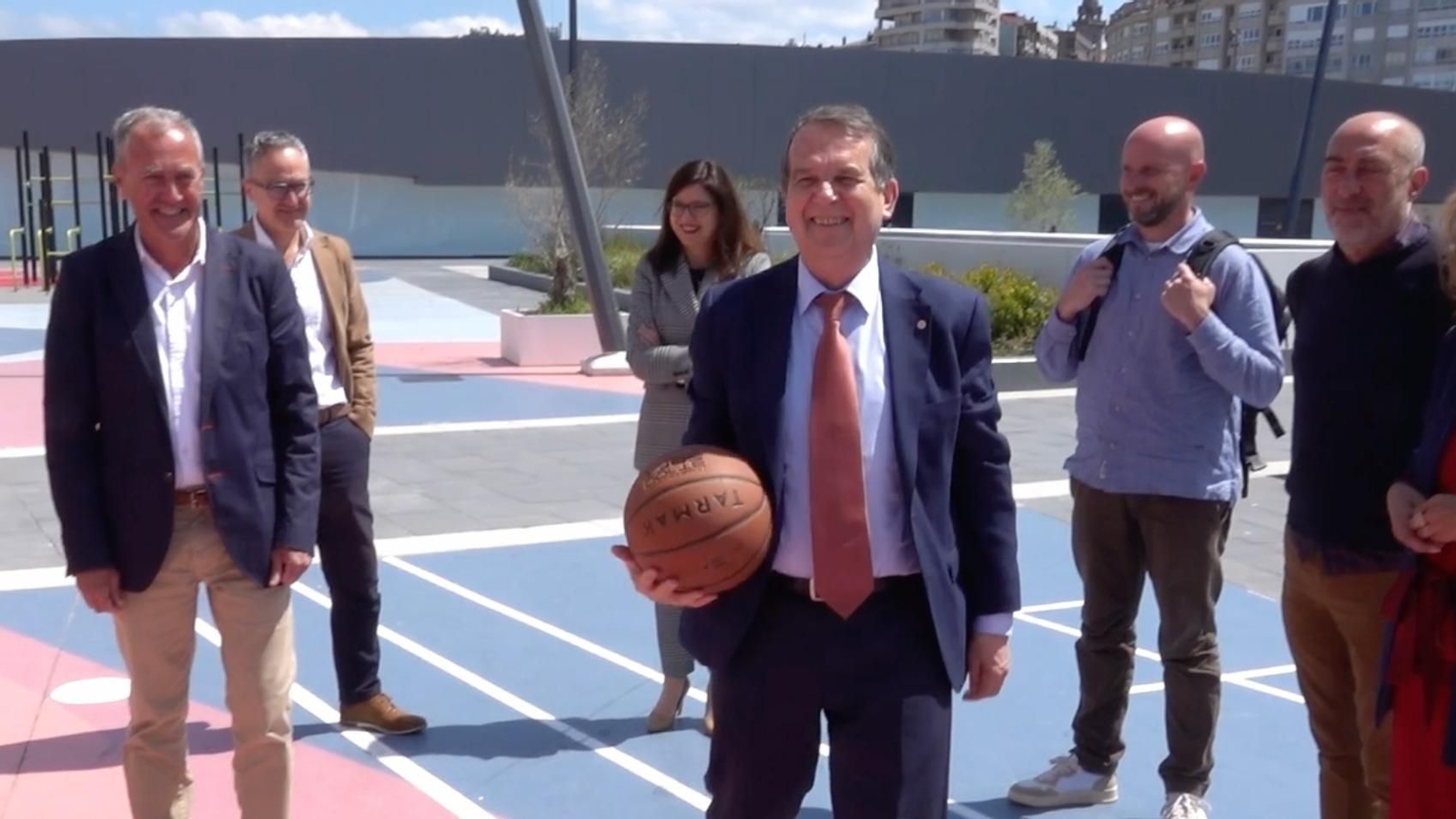 Caballero se anima a jugar al baloncesto.