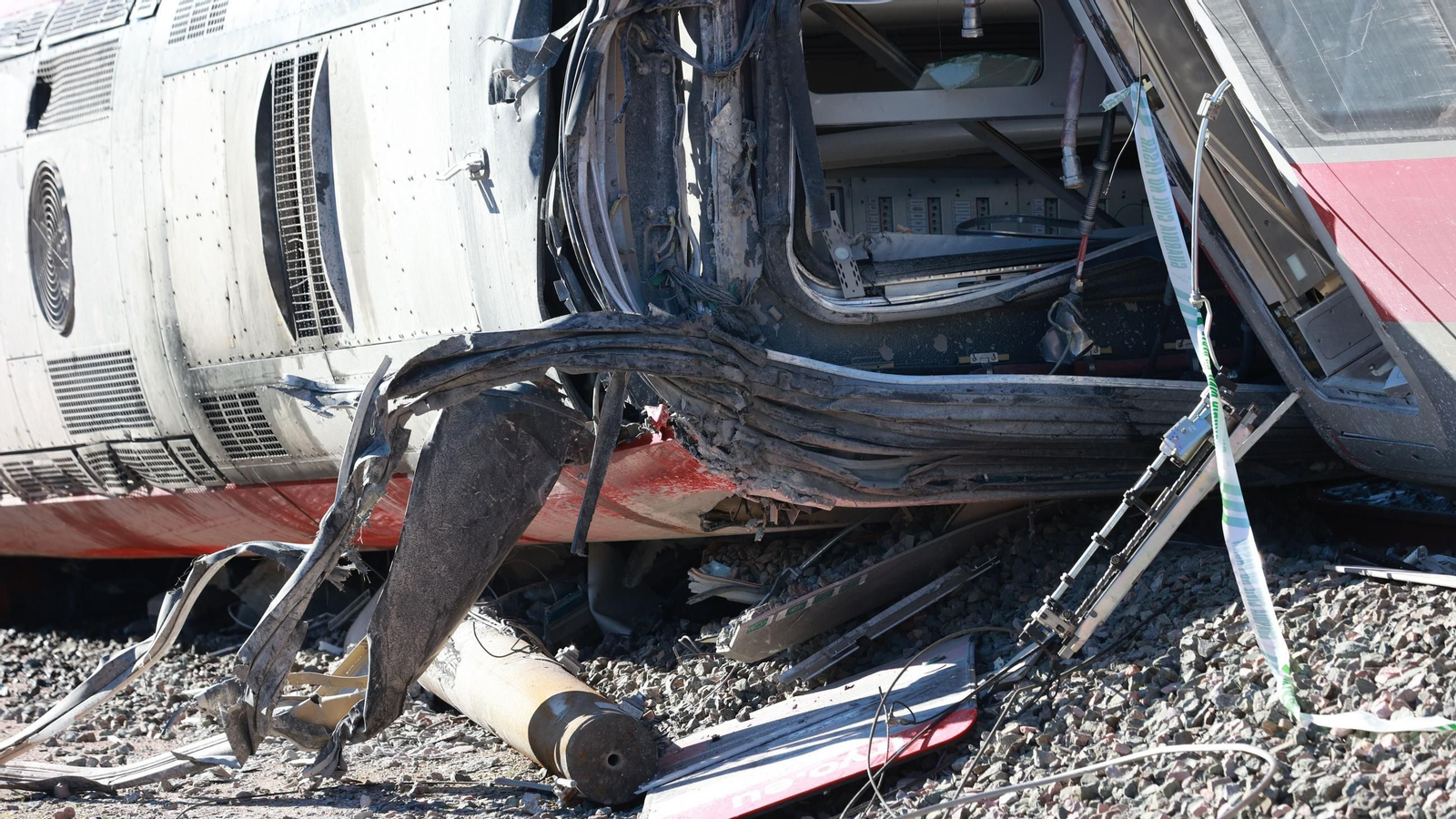 Detalle de un vagón desplazado completamente fuera del trazado ferroviario.