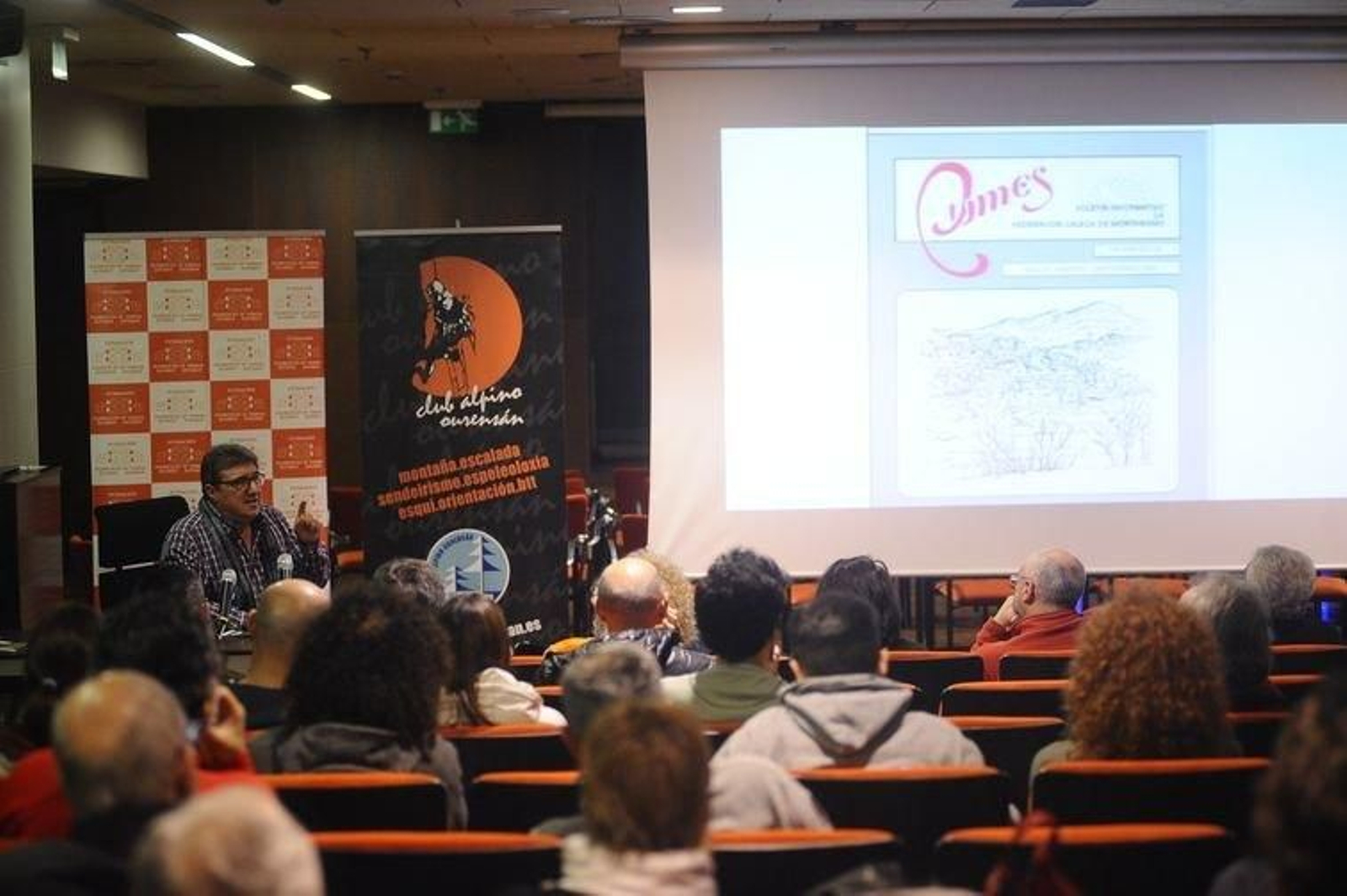 Antón Gavela, durante una conferencia del Club Alpino Ourensán.