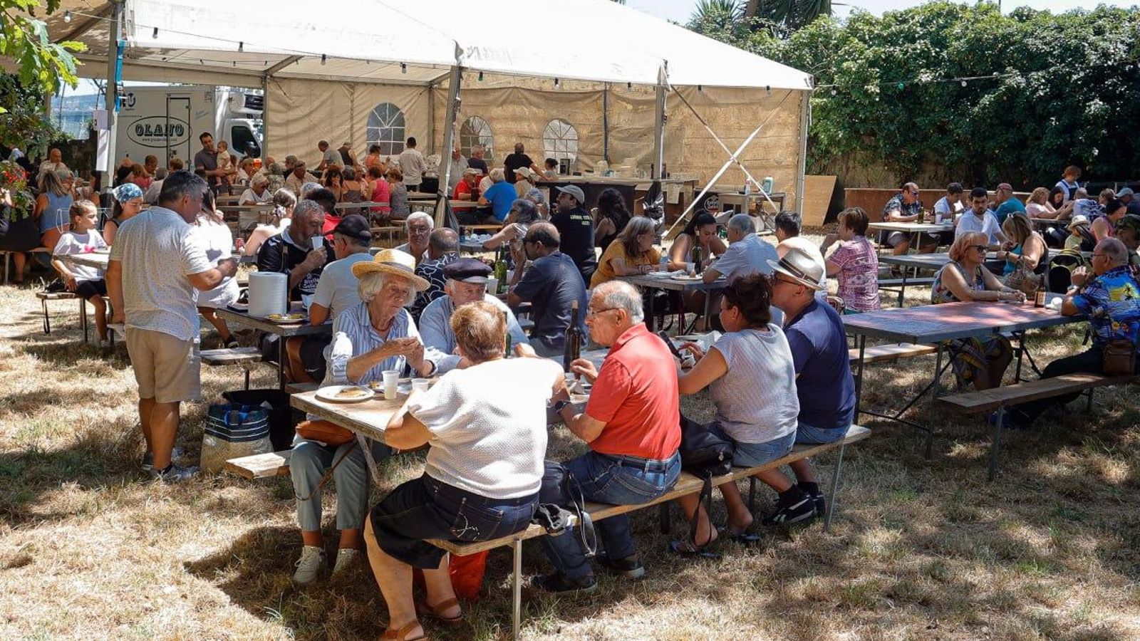 Ambiente festivo en la carballeira de A Guía.