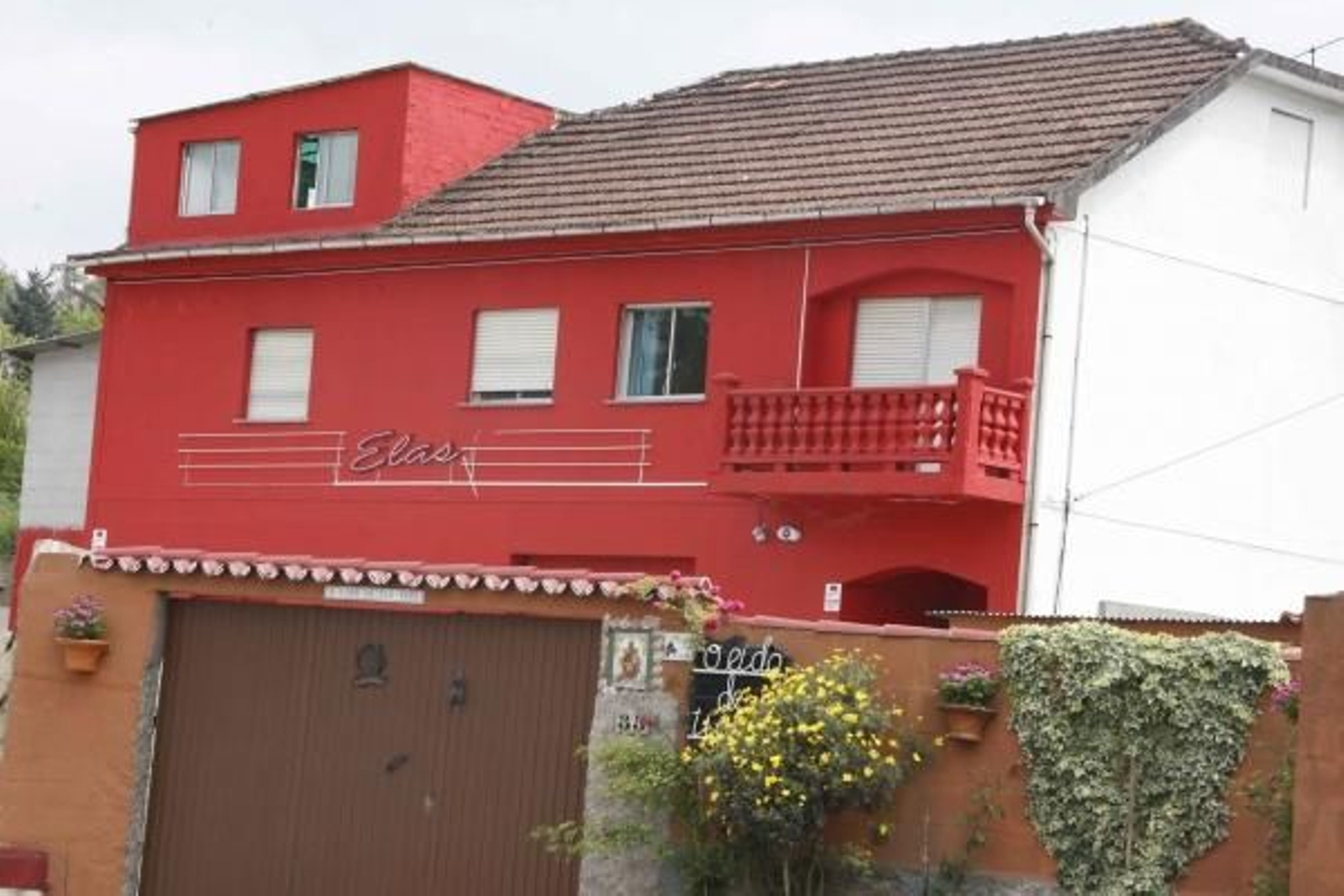 El fuego afectó a la cocina, situada en la planta baja, y el humo subió hasta los dormitorios.