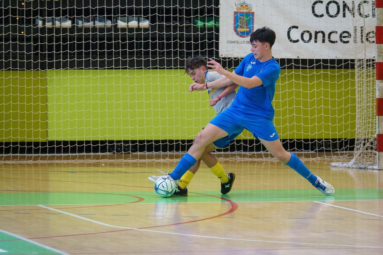 Partido de fútbol sala de la Vigo Cup en Navia.