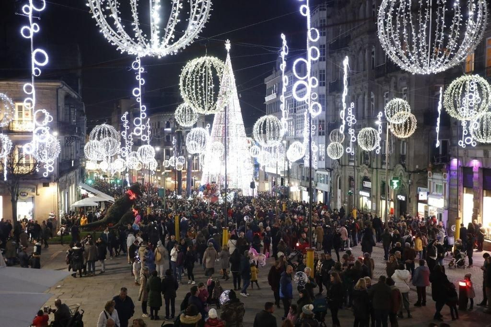 Los turistas invaden Vigo en el Puente309