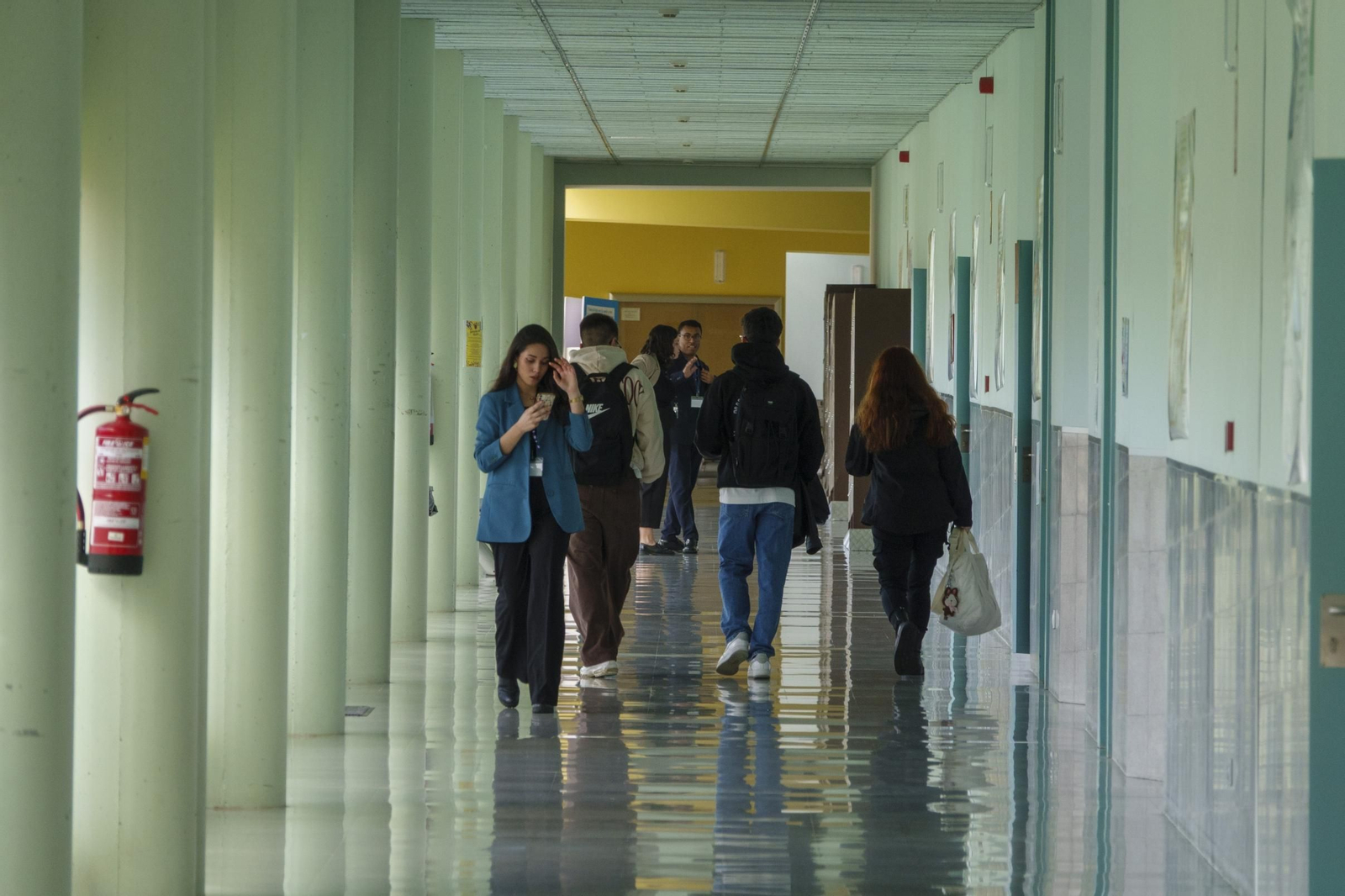 Imagen de archivo de estudiantes en uno de los pasillos de la Escuela de Ingeniería de Minas.