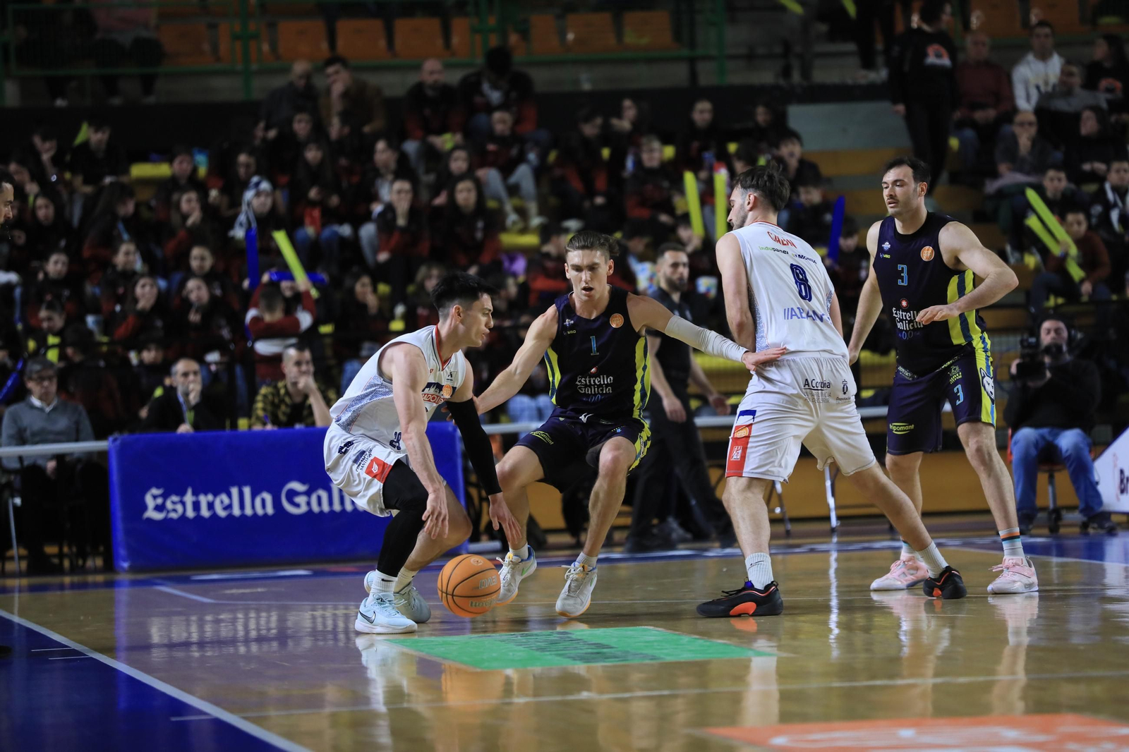 Galería | El Pazo, a reventar para el derbi COB-Obradoiro