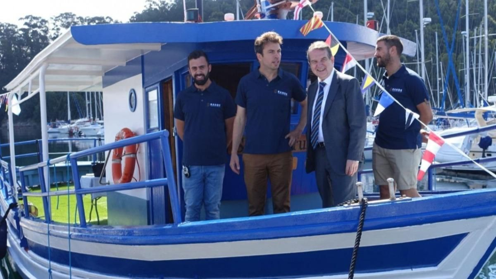 El alcalde de Vigo, Abel Caballero, junto a la tripulación del barco
