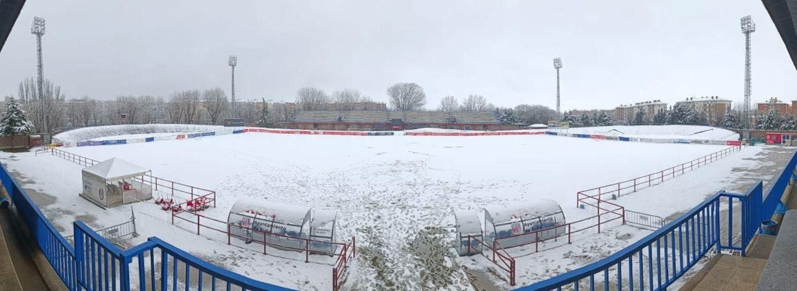 El estadio Adolfo Suárez de Ávila amaneció este sábado nevado.