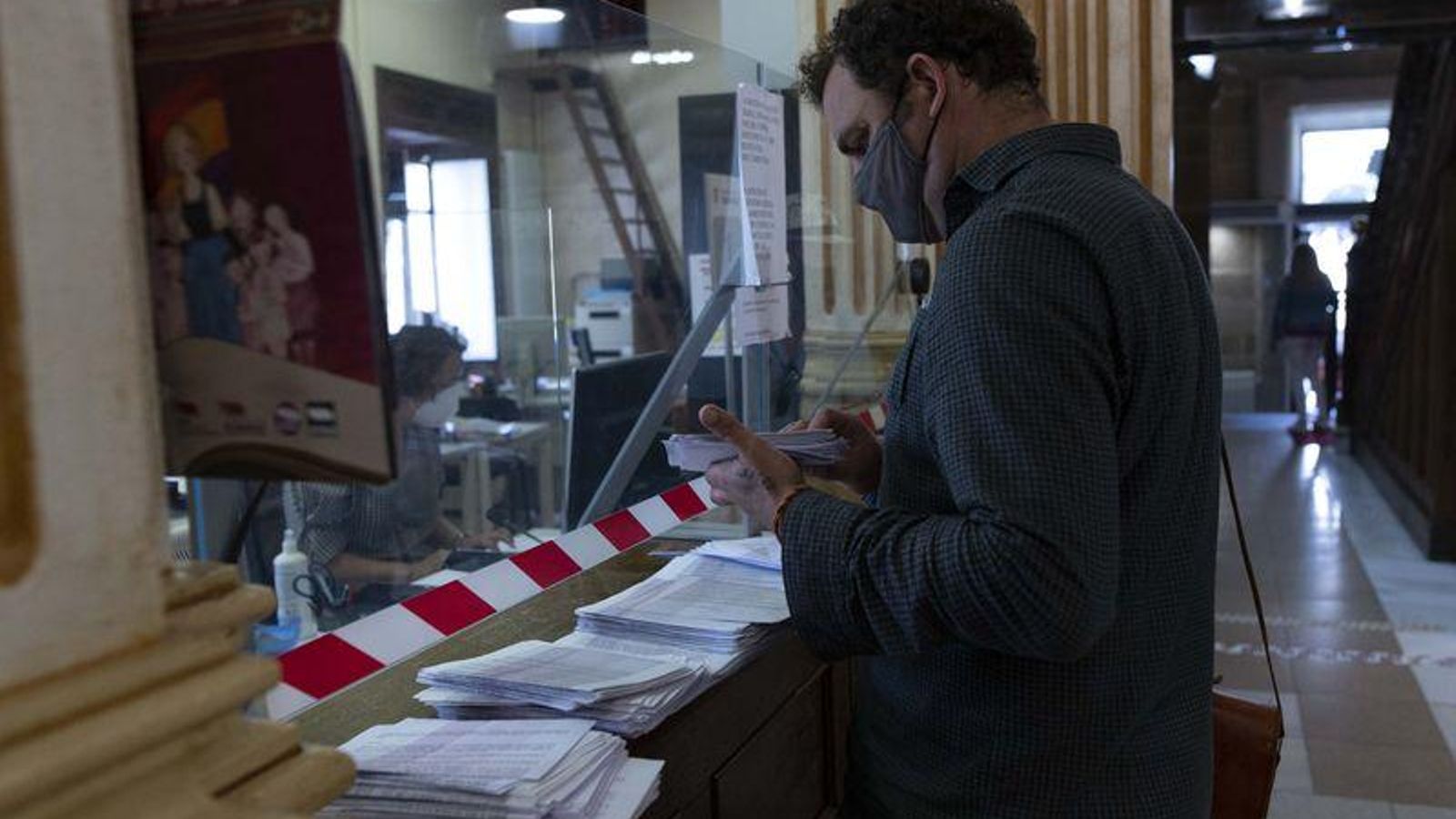 Ourense 28/5/21 Colas en el registro del concello de Ourense para la universidad popular  Fotos Martiño Pinal