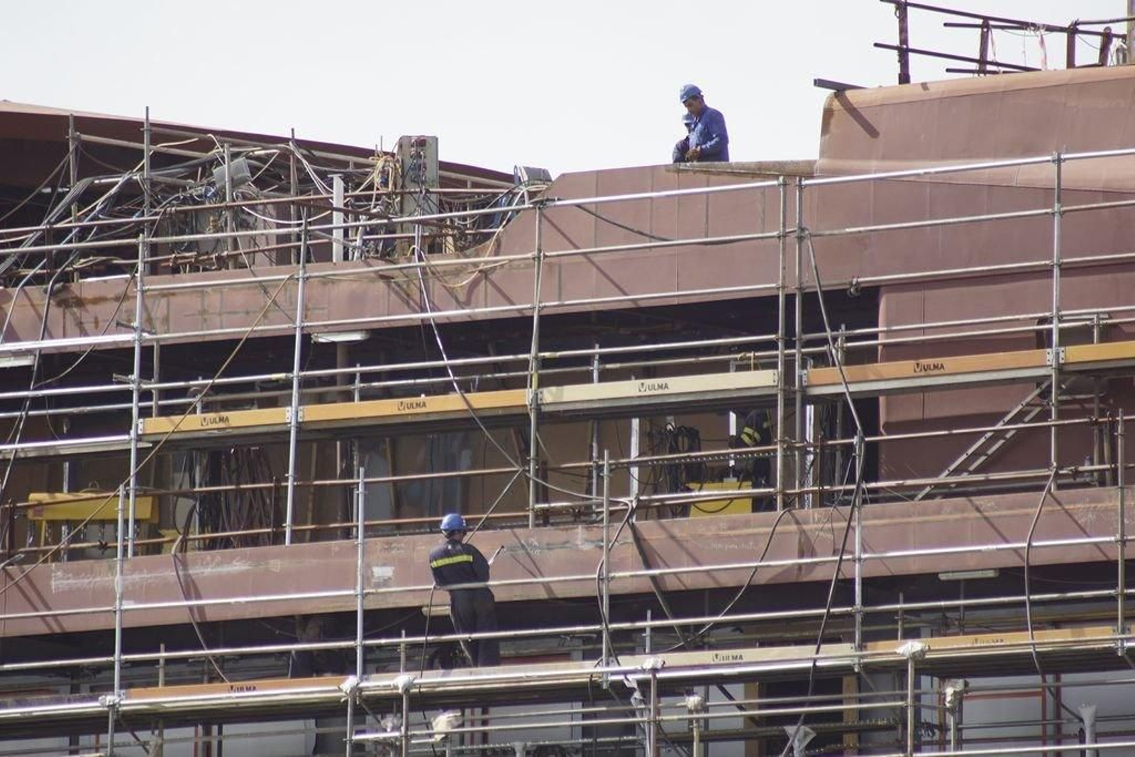 Los operarios seguían trabajando ayer en el crucero para Ritz Carlton en Barreras.