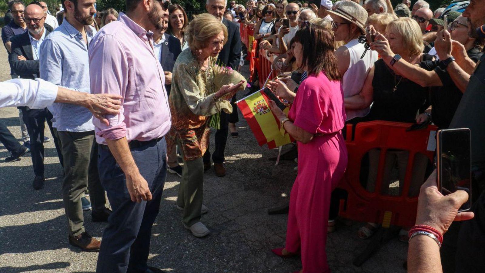 La reina saluda a una persona.