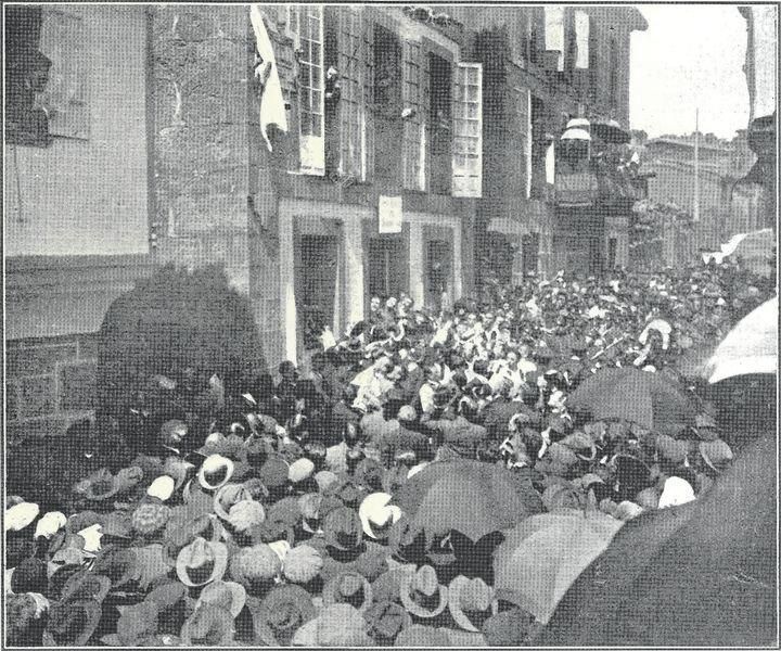 Colocación de una placa en la casa de Curros, en 1919.