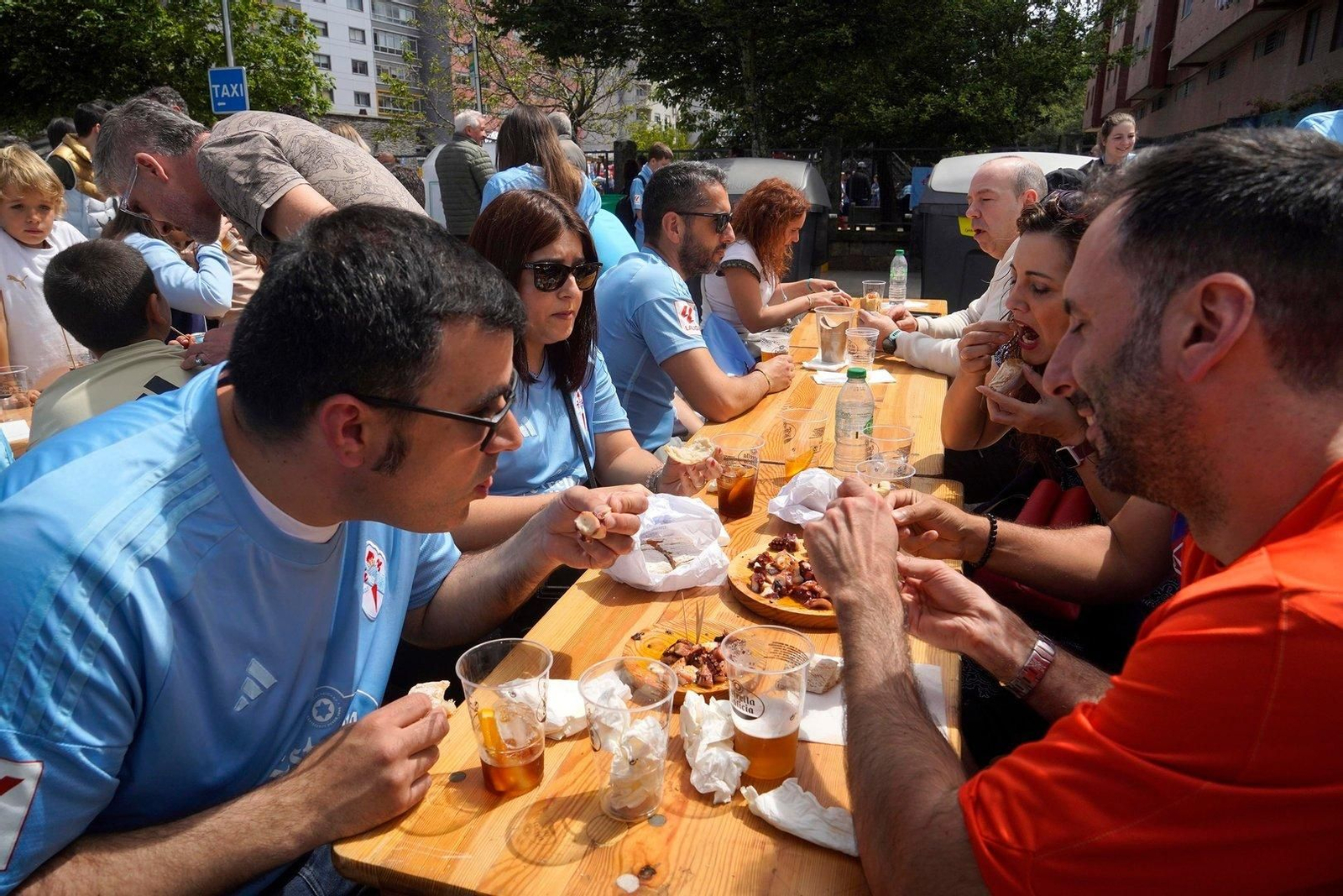 Pulpo para reponer fuerzas en la fiesta para despedir la temporada del centenario del Celta.