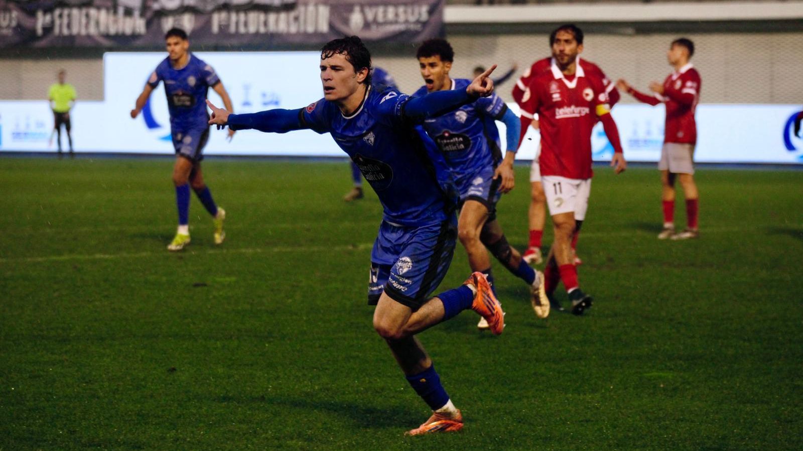 Galería | Tarde de frío y lluvia en O Couto entre Ourense CF y Unionistas de Salamanca
