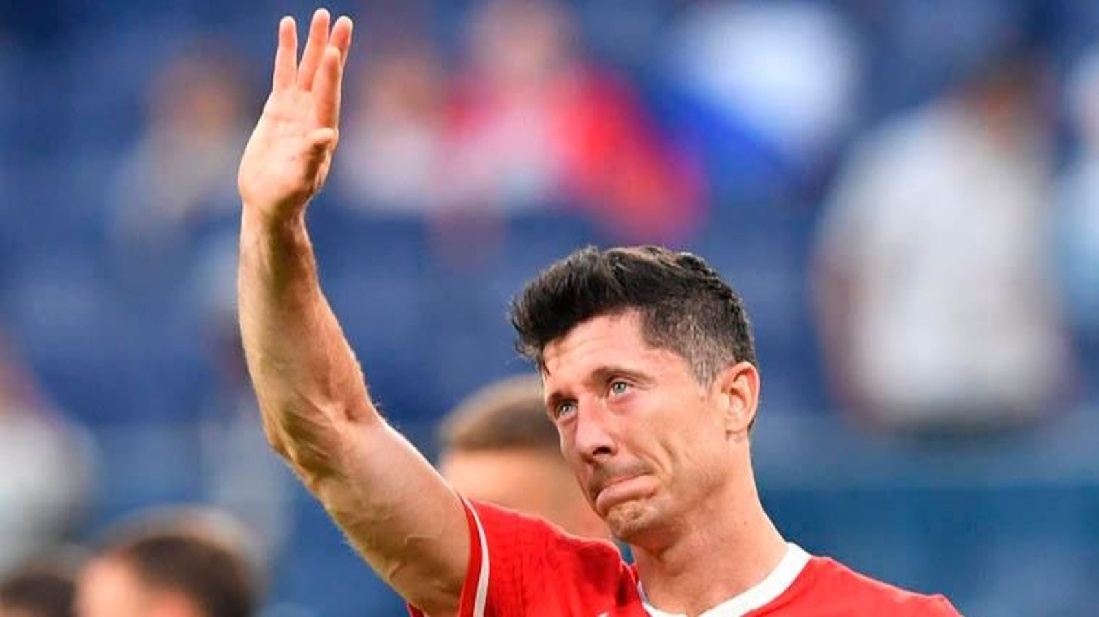 El delantero Lewandowski, apenado por la eliminación de Polonia.