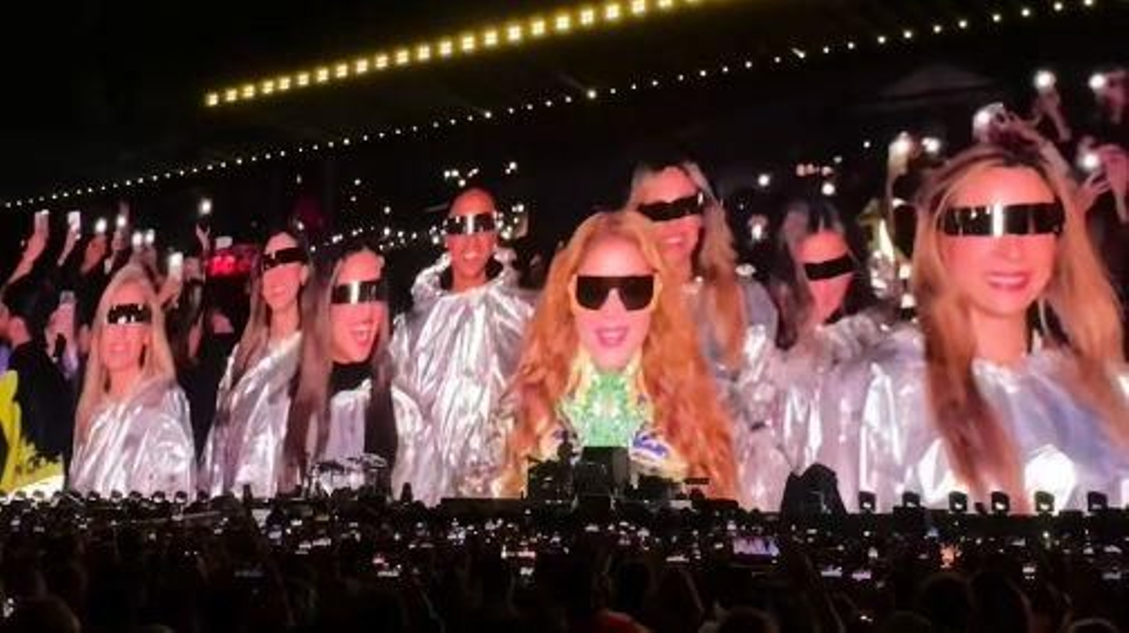 Ana Peleteiro, justo detrás de Shakira.